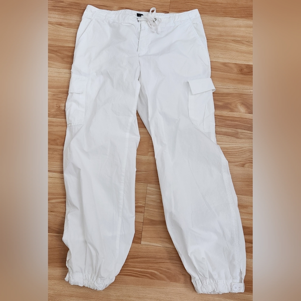 GAP lightweight, crisp white 100% cotton pants. Size Large.